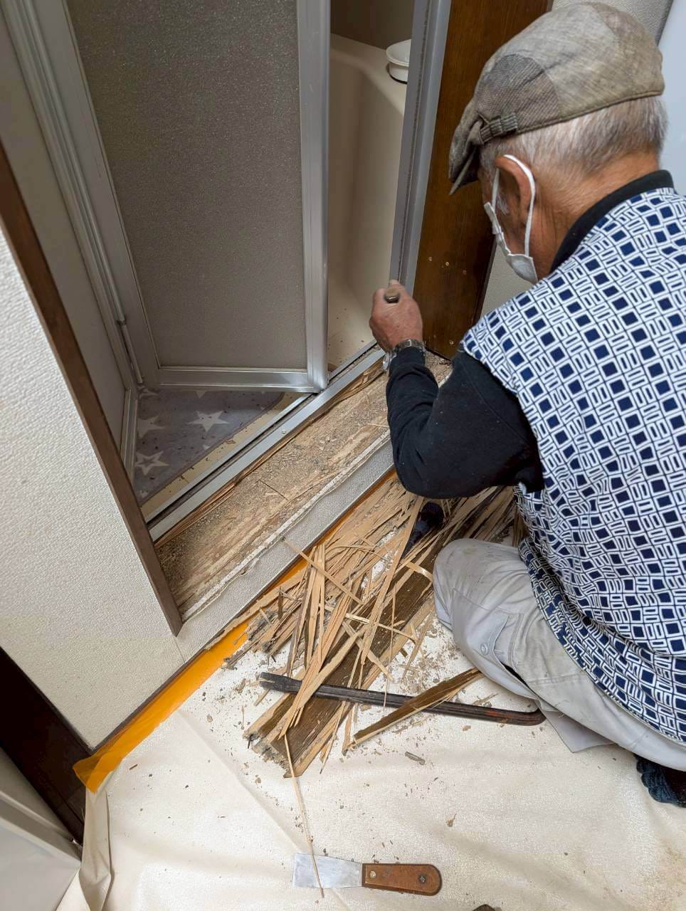 丁寧に仕上げる大工仕事の様子