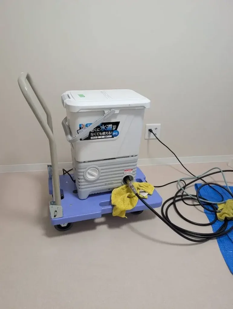 水道がない現場でも使用できるポータブル給水タンク。清掃用高圧洗浄機に接続され、台車に載せて移動できる状態