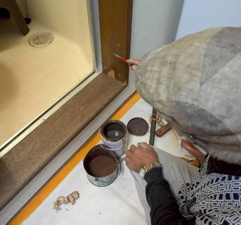 春日部市で浴室入口の木部補修を実施｜清掃と補修の連携による安心の施工事例