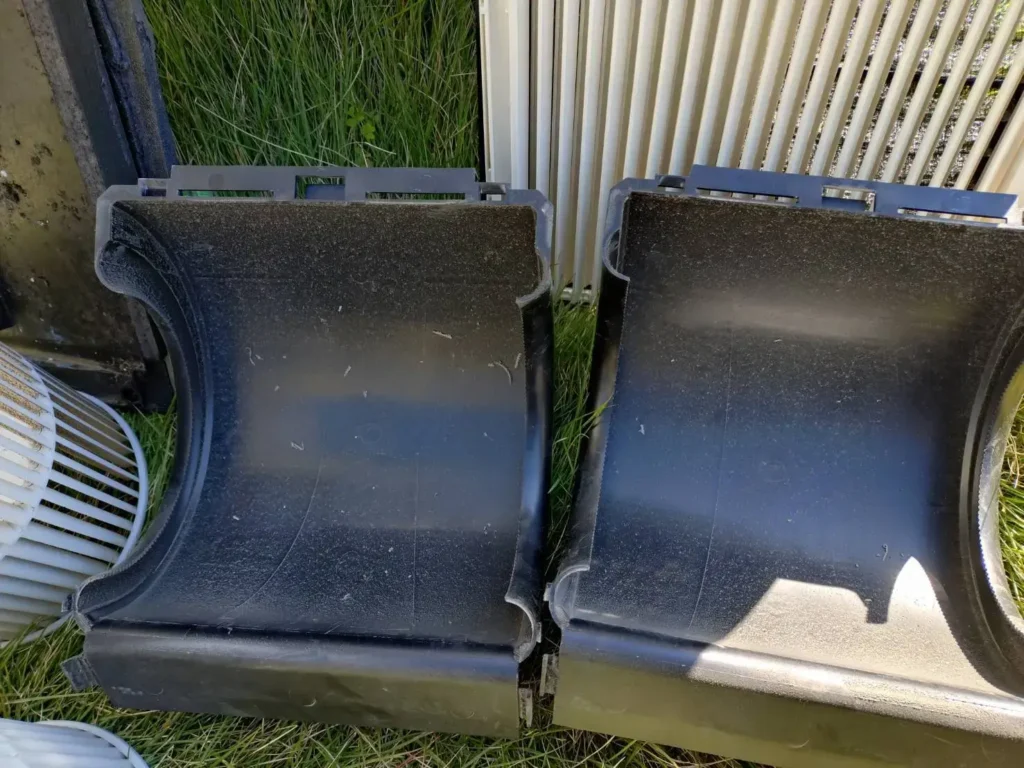 天井埋め込み型エアコンから取り外した内部パーツに、ホコリや汚れが付着している状態の写真。