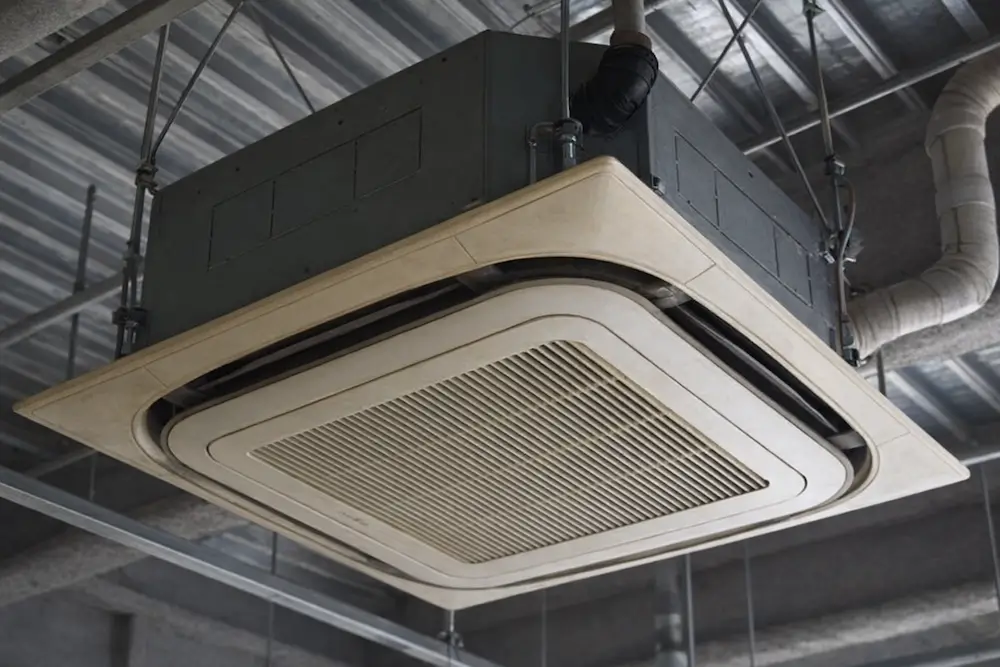 飲食店や施設で使われる天井埋め込み型の業務用エアコン