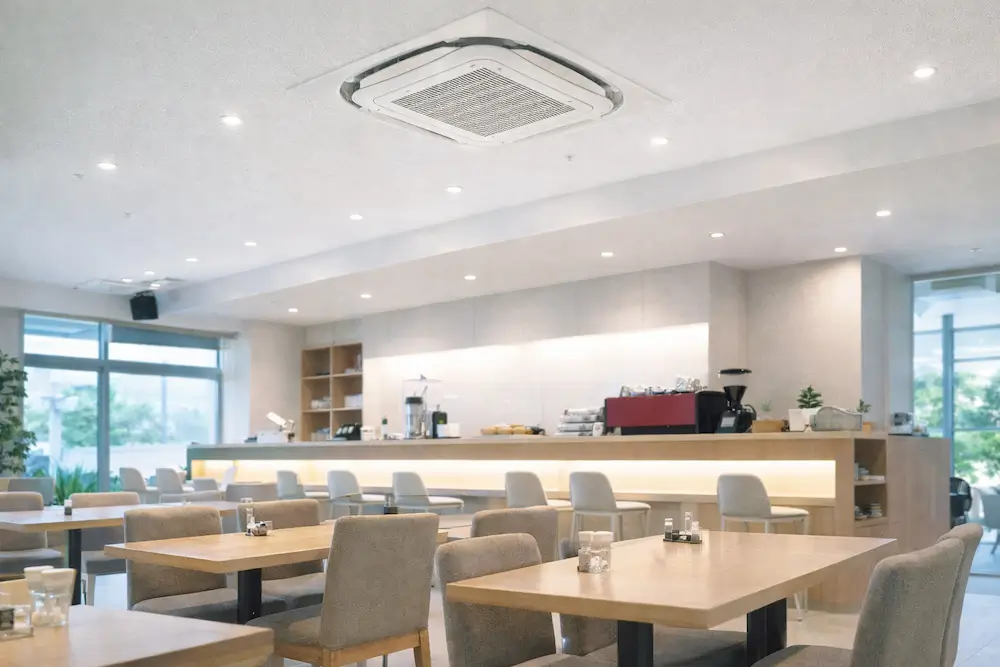 業務用エアコン清掃後の清潔で快適な店舗内空間