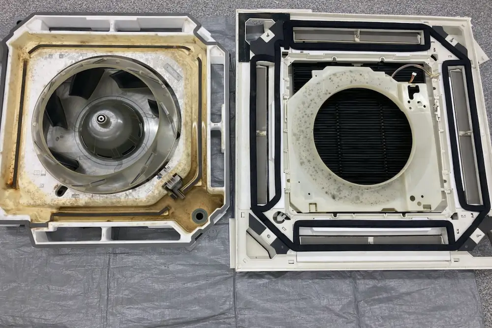 分解した業務用天井埋め込み型エアコン内部と汚れの付着状況