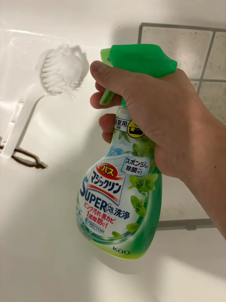 エアコンフィルターを浴室用洗剤で洗浄する準備をしている様子