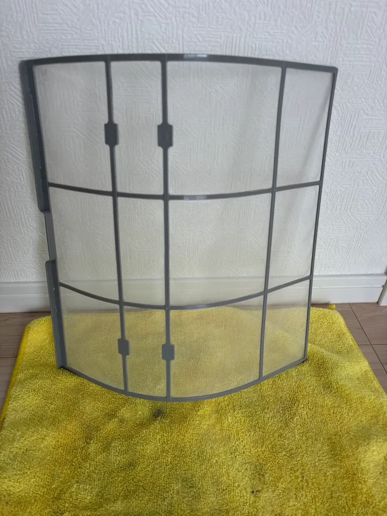 洗浄後にタオルの上で乾かしているエアコンフィルター