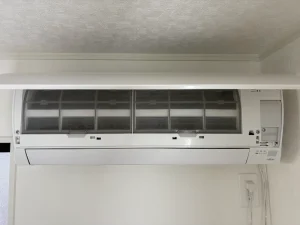 壁掛けエアコンのフィルター部分を開けた状態（掃除前の確認）