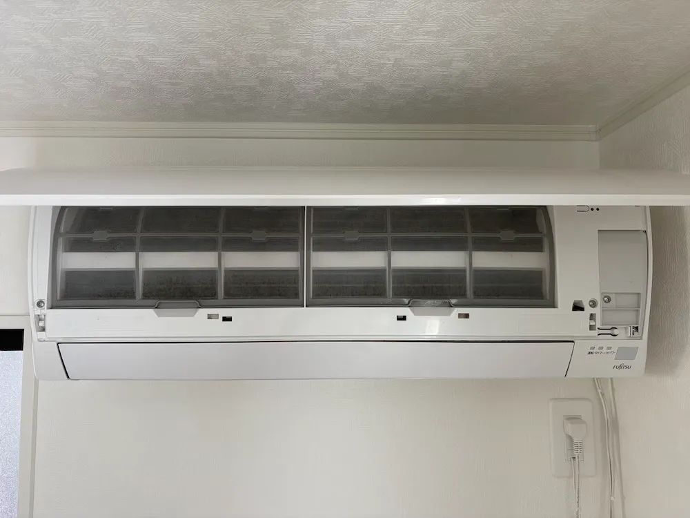 壁掛けエアコンのフィルター部分を開けた状態（掃除前の確認）