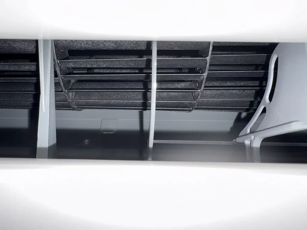 エアコン吹き出し口内部の送風ファン