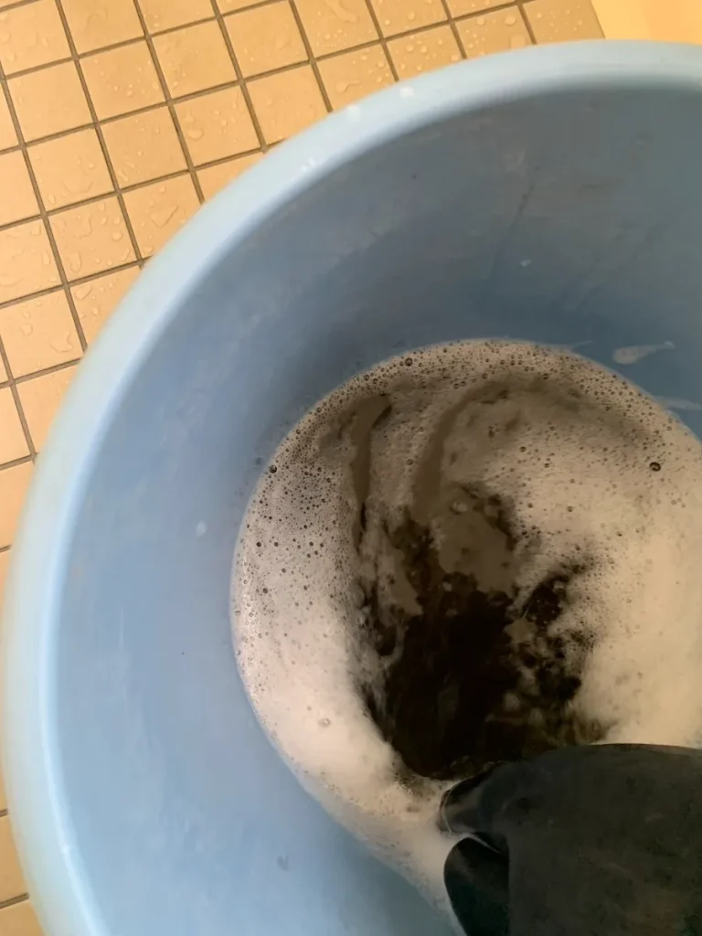 エアコンクリーニングで出た真っ黒な汚水｜内部のカビ・ホコリ汚れの洗浄例