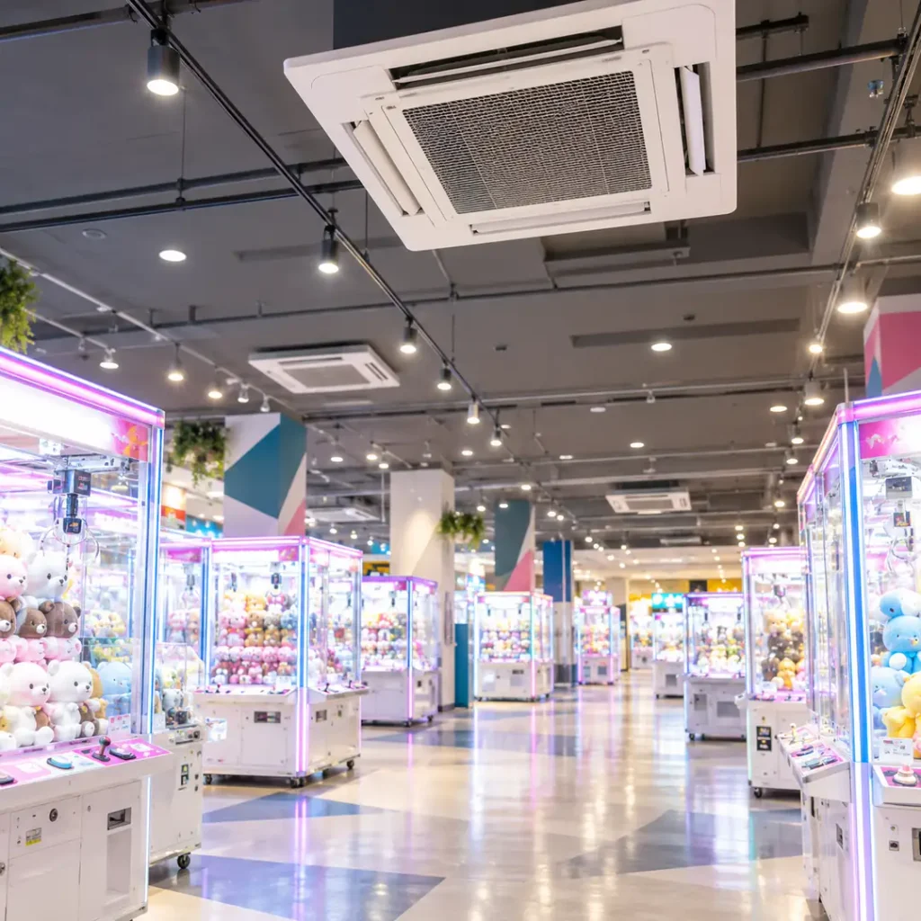 クレーンゲーム専門店に設置された天井埋込型の業務用エアコン
